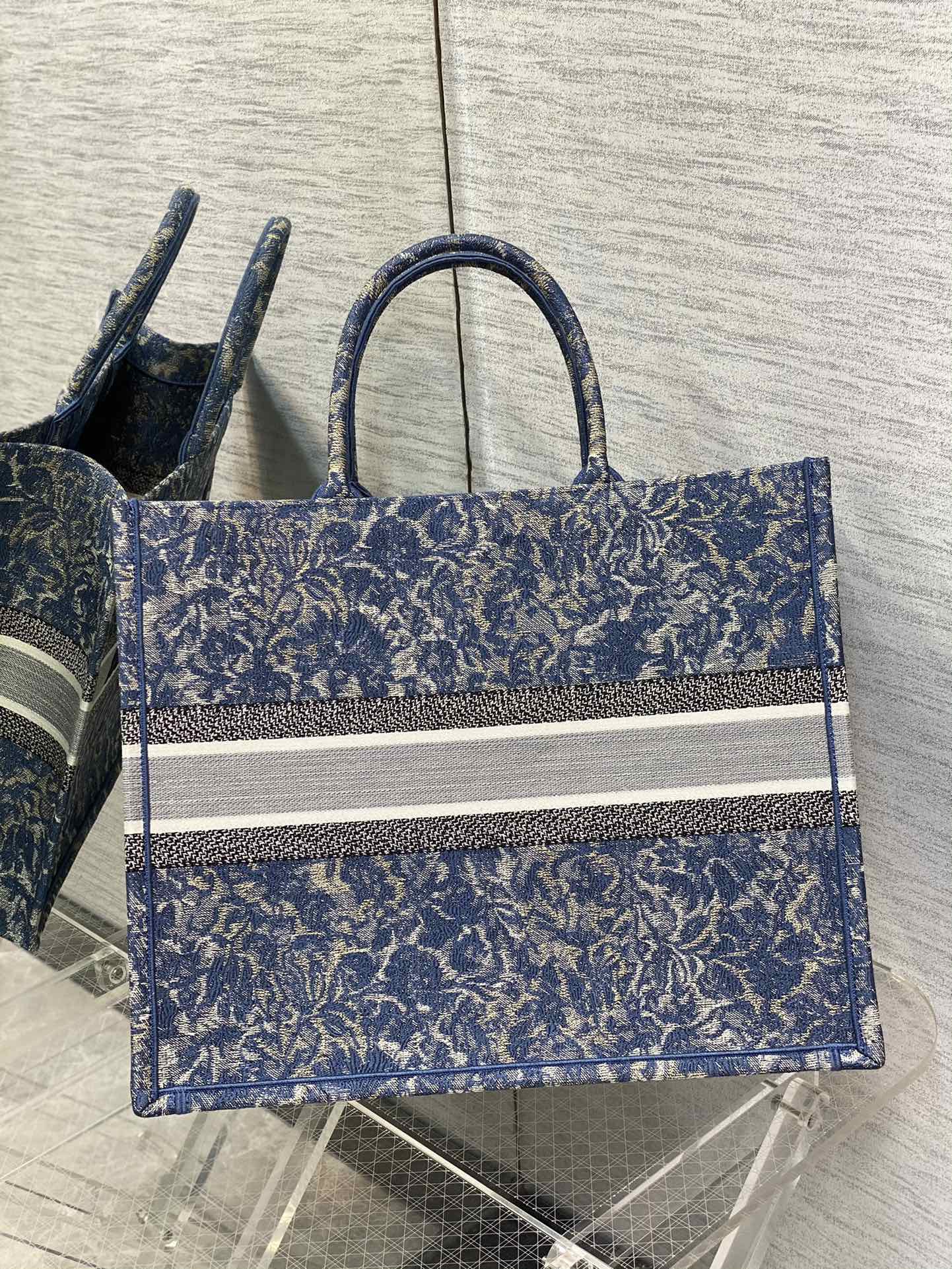 D*or book tote