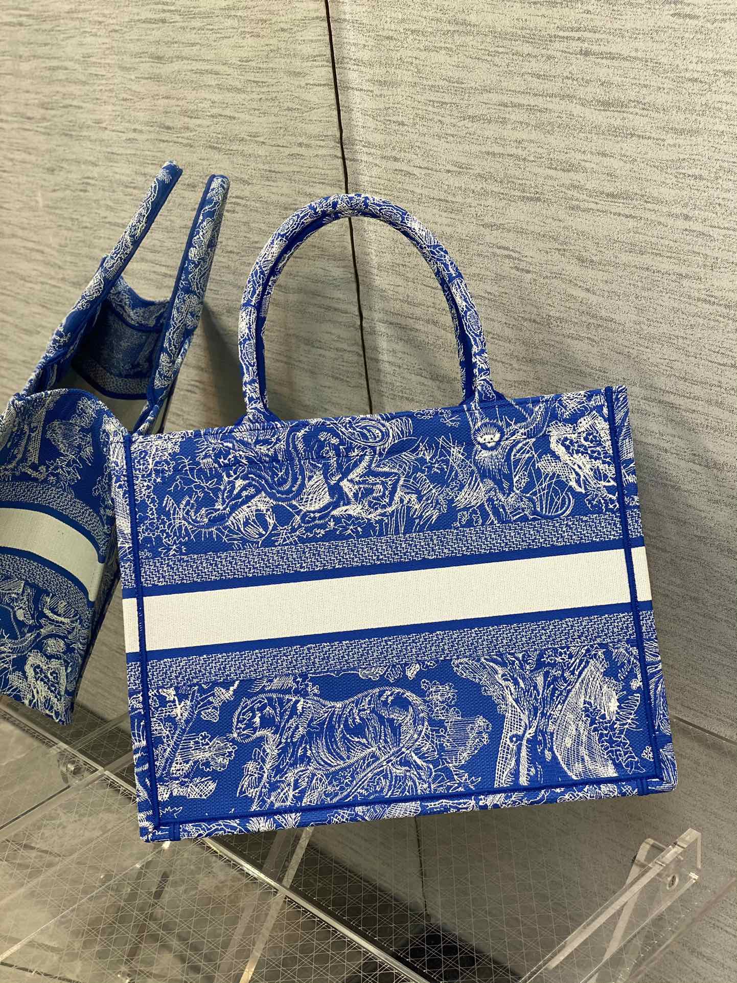 D*or small book tote-36.5cm