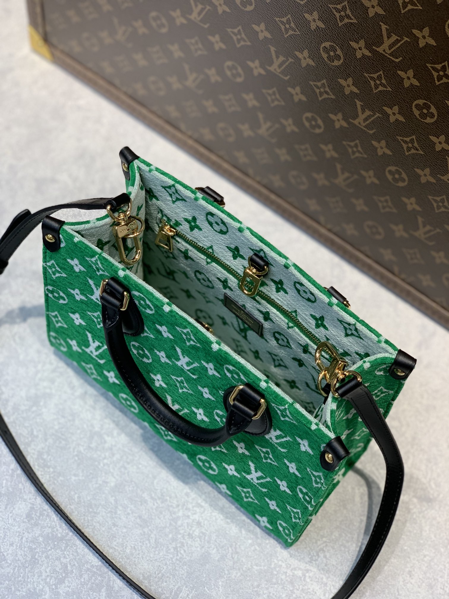 l0*is V*t0n onthego handbag-25*19*11.5 cm