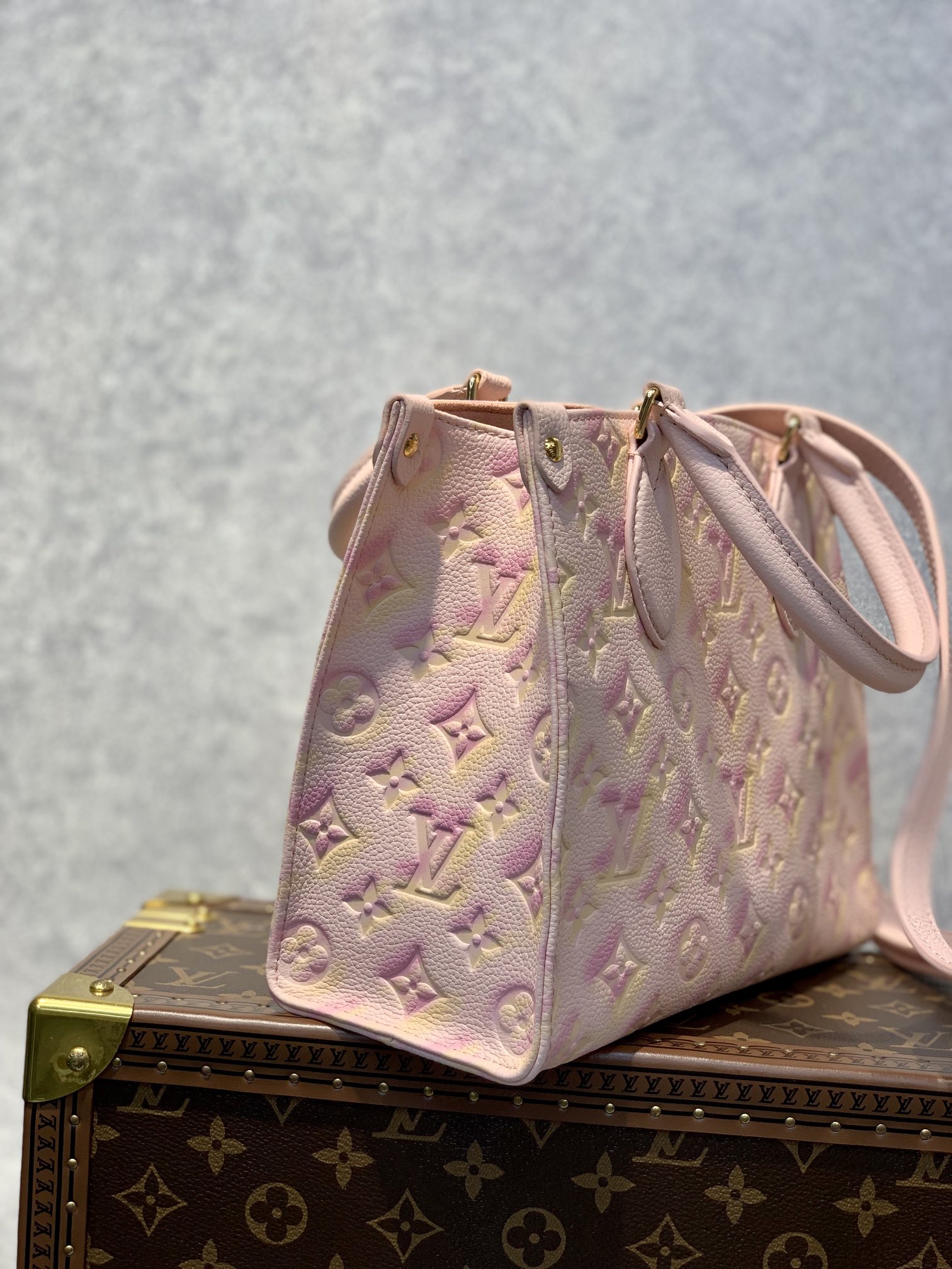 l0*is V*t0n onthego handbag-25*19*11.5 cm