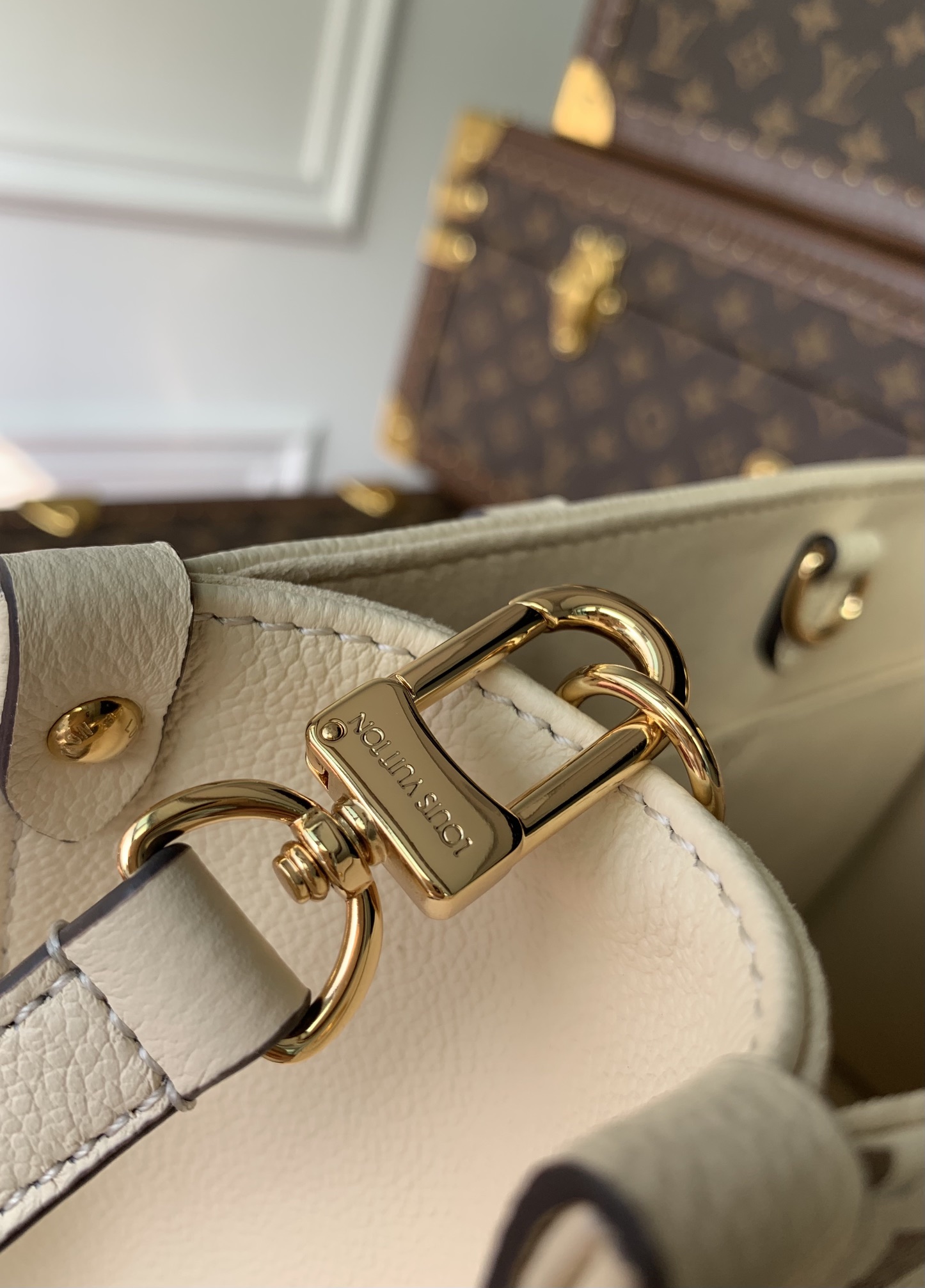 l0*is V*t0n onthego handbag-28*11*19cm