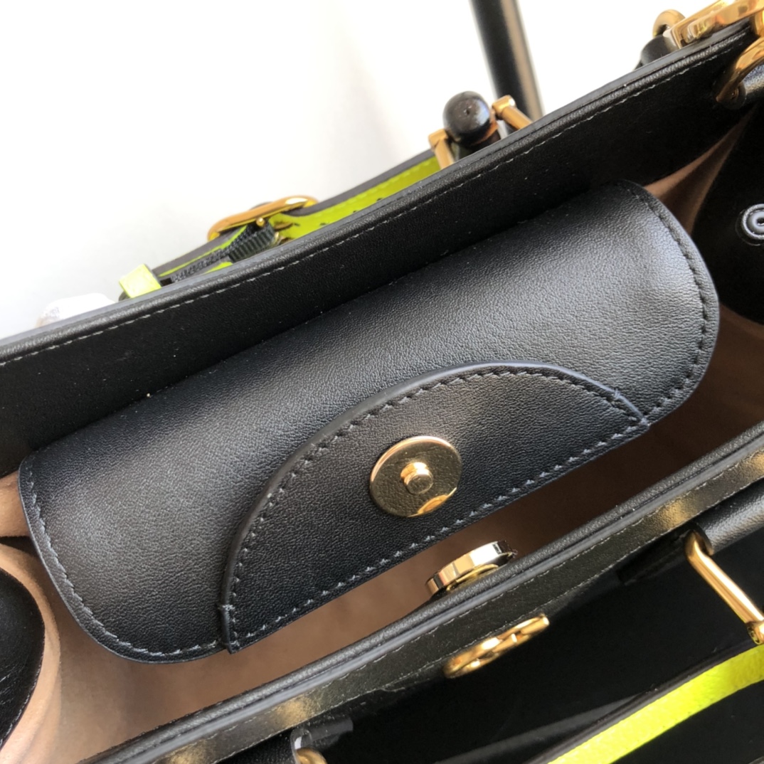 G*u*i diana top handbags