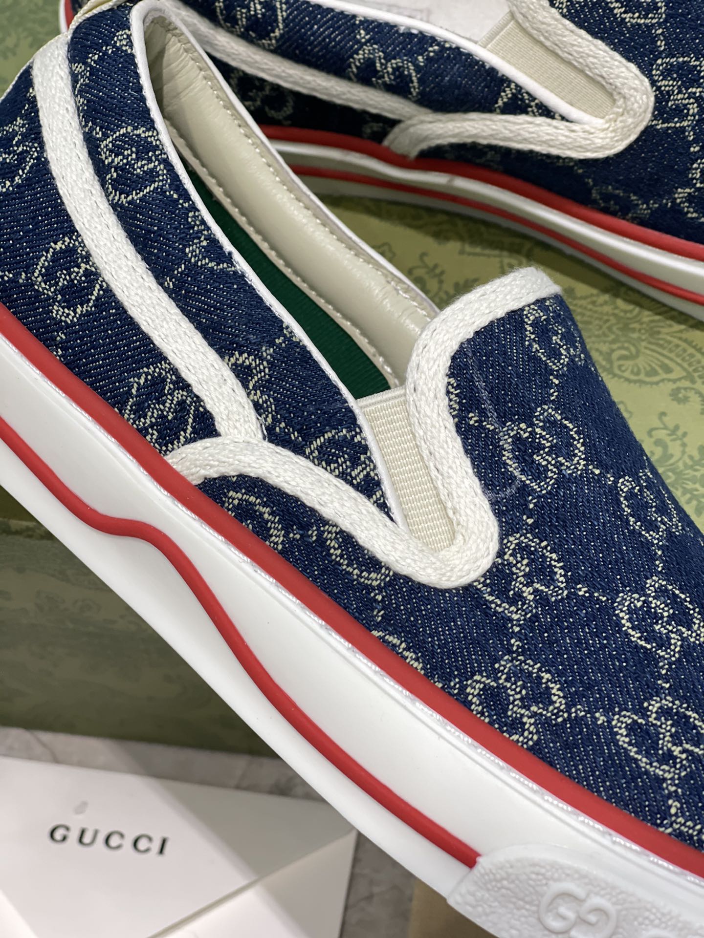 G*u*i disney sneakers