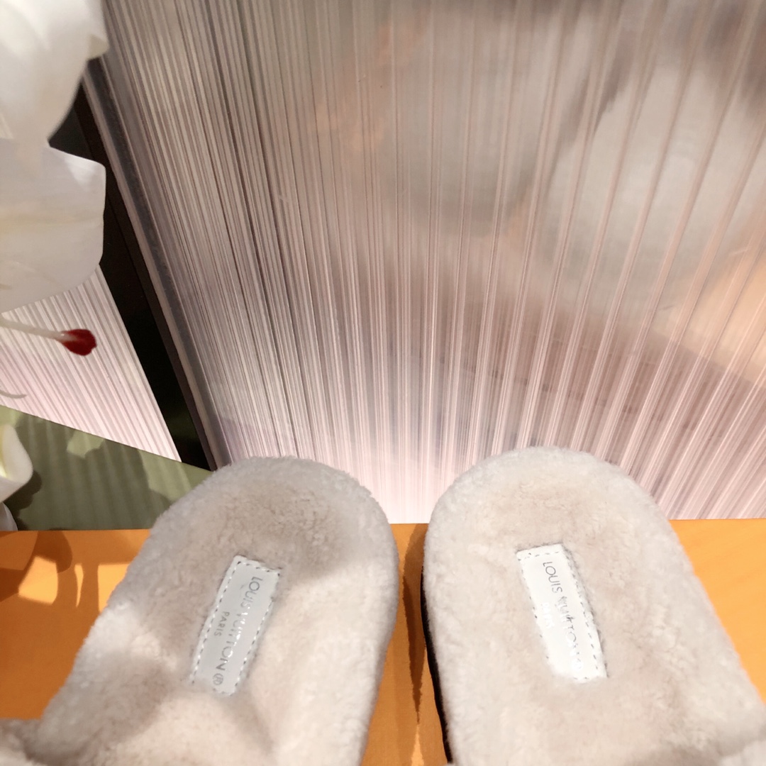 l0*is V*t0n slippers