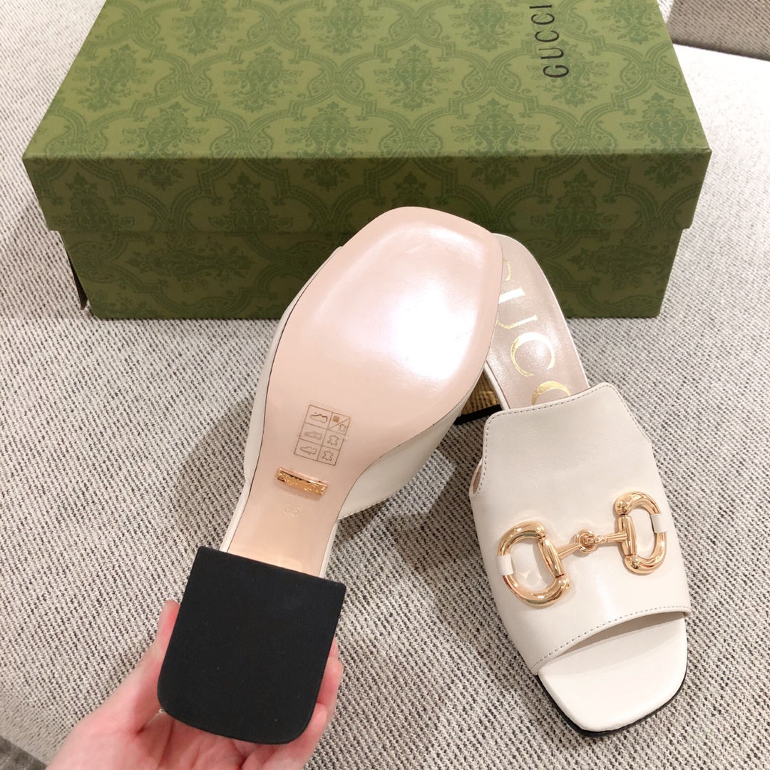 G*u*i sandals