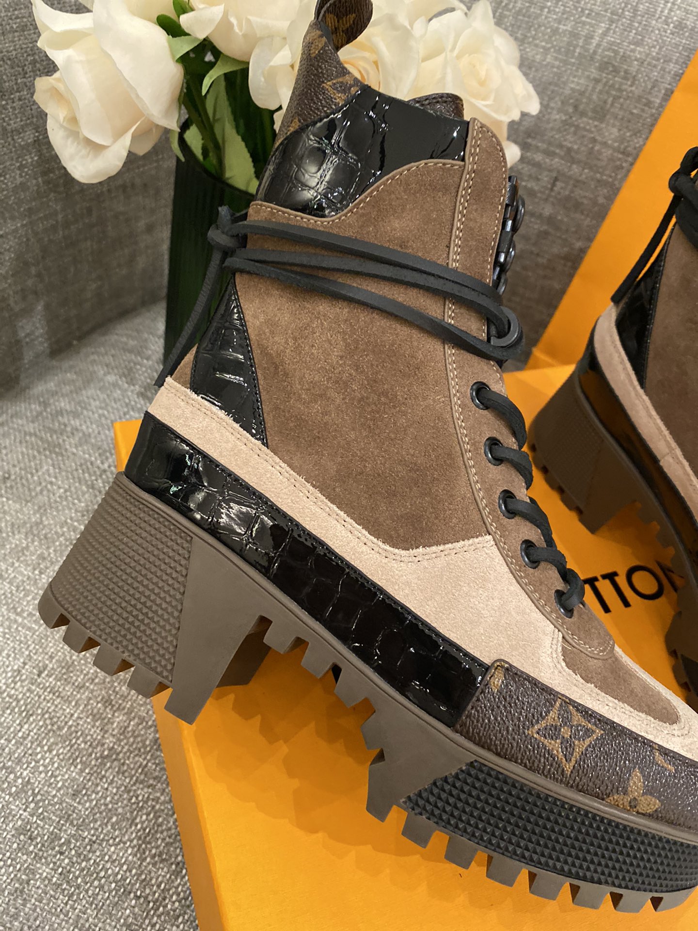 l0*is V*t0n boots
