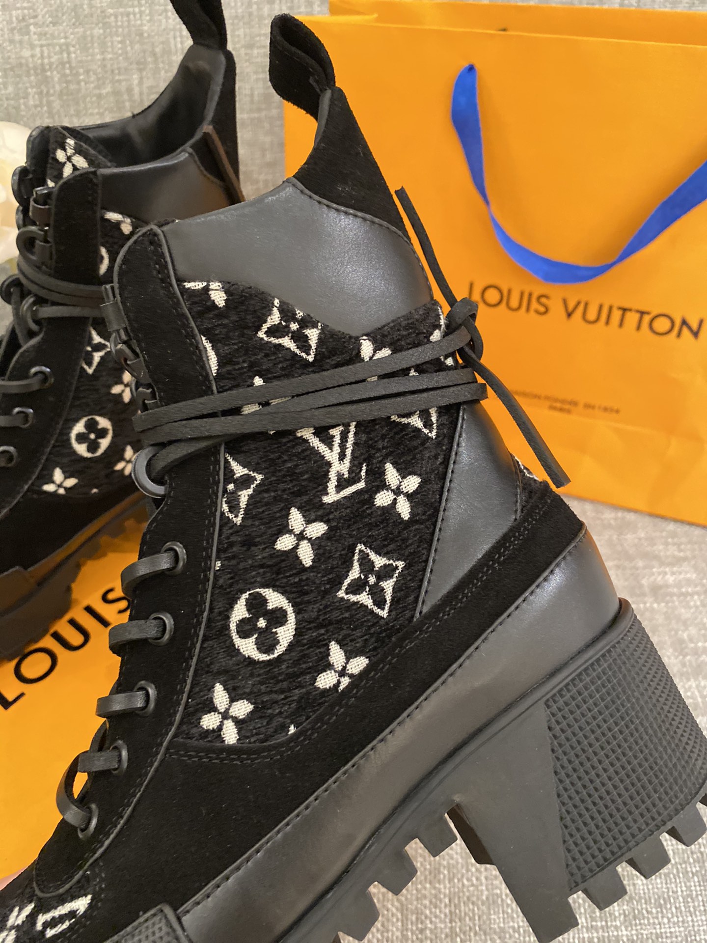 l0*is V*t0n boots