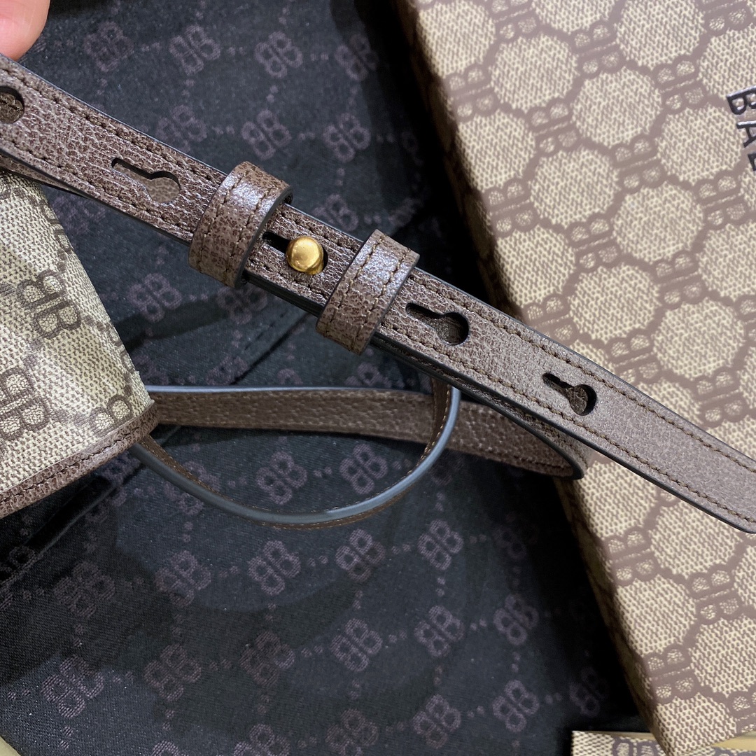 G*u*i&ba*len*cia*ga crossbody bag-19.5x12x3cm
