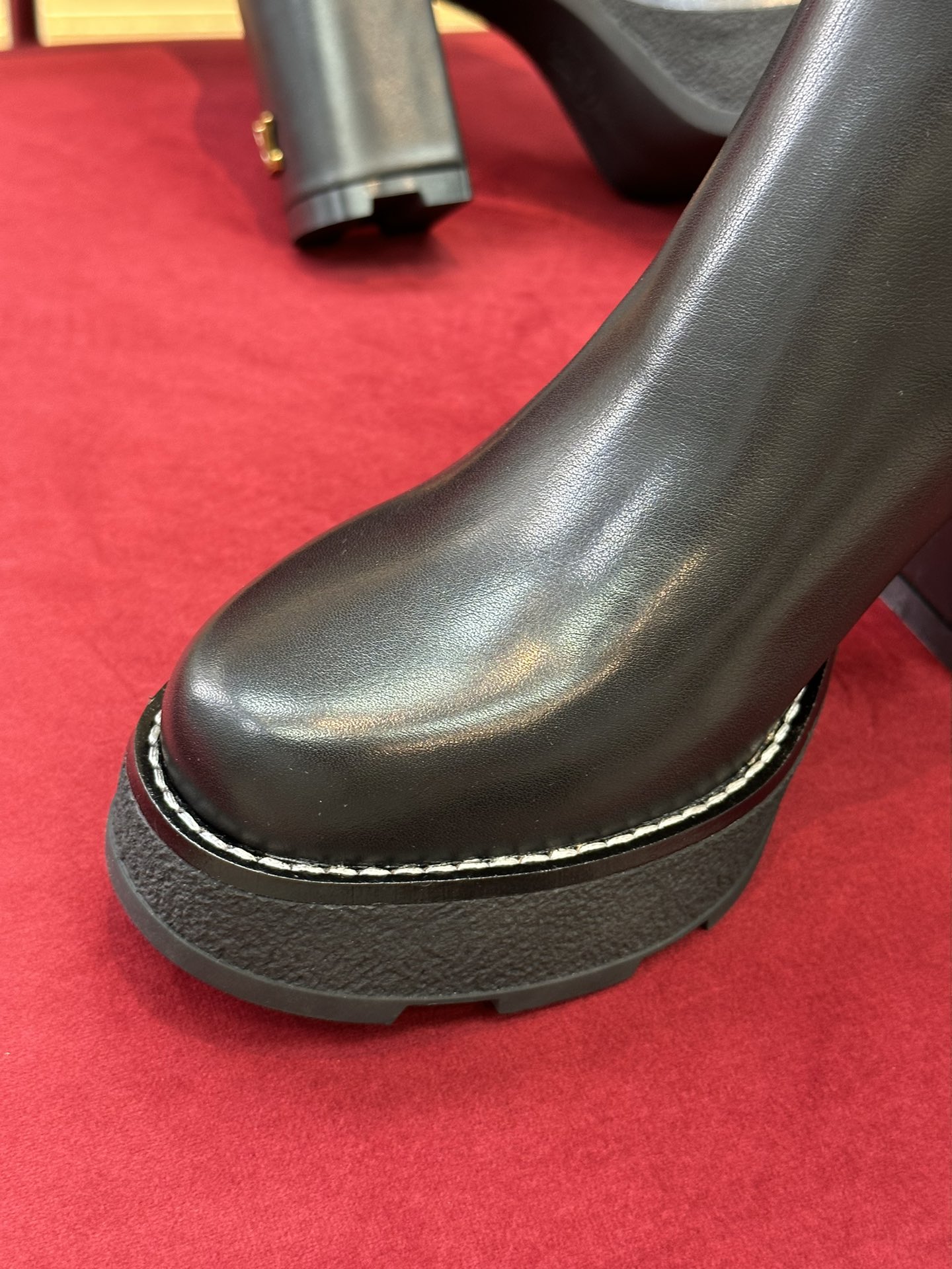 l0*is V*t0n boots