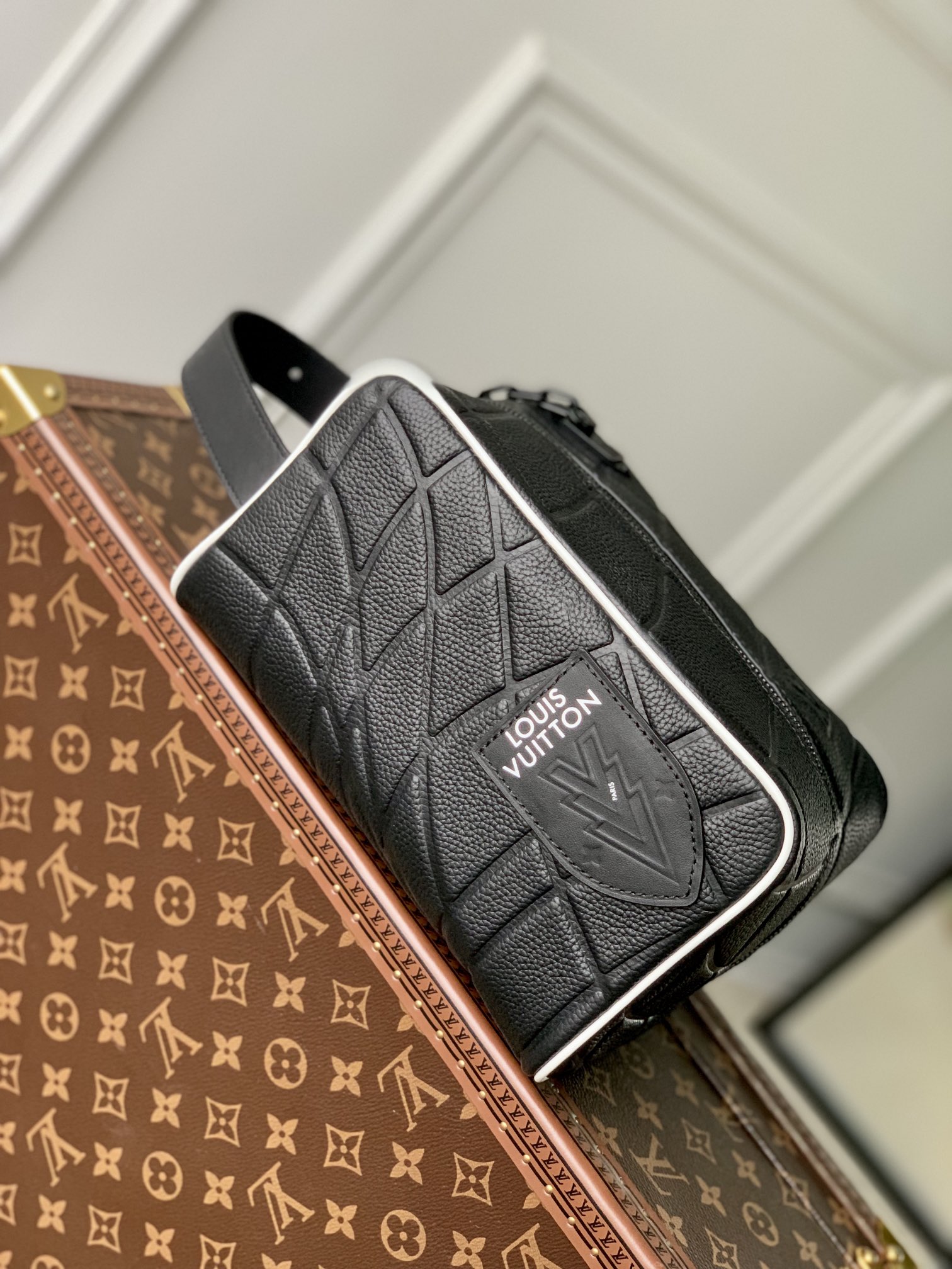 l0*is V*t0n cloakroom dopp kit pouch-15 x 24 x 15cm