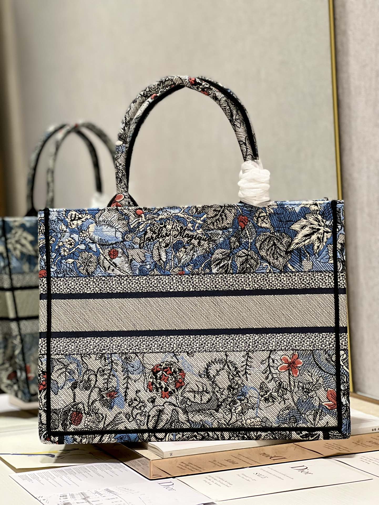 D*or book tote