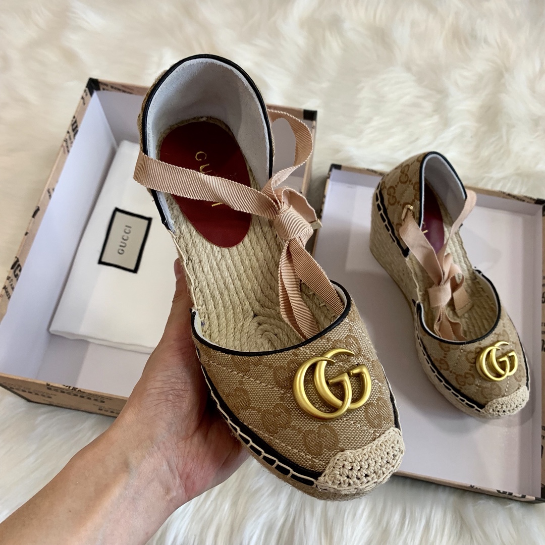 G*u*i sandals