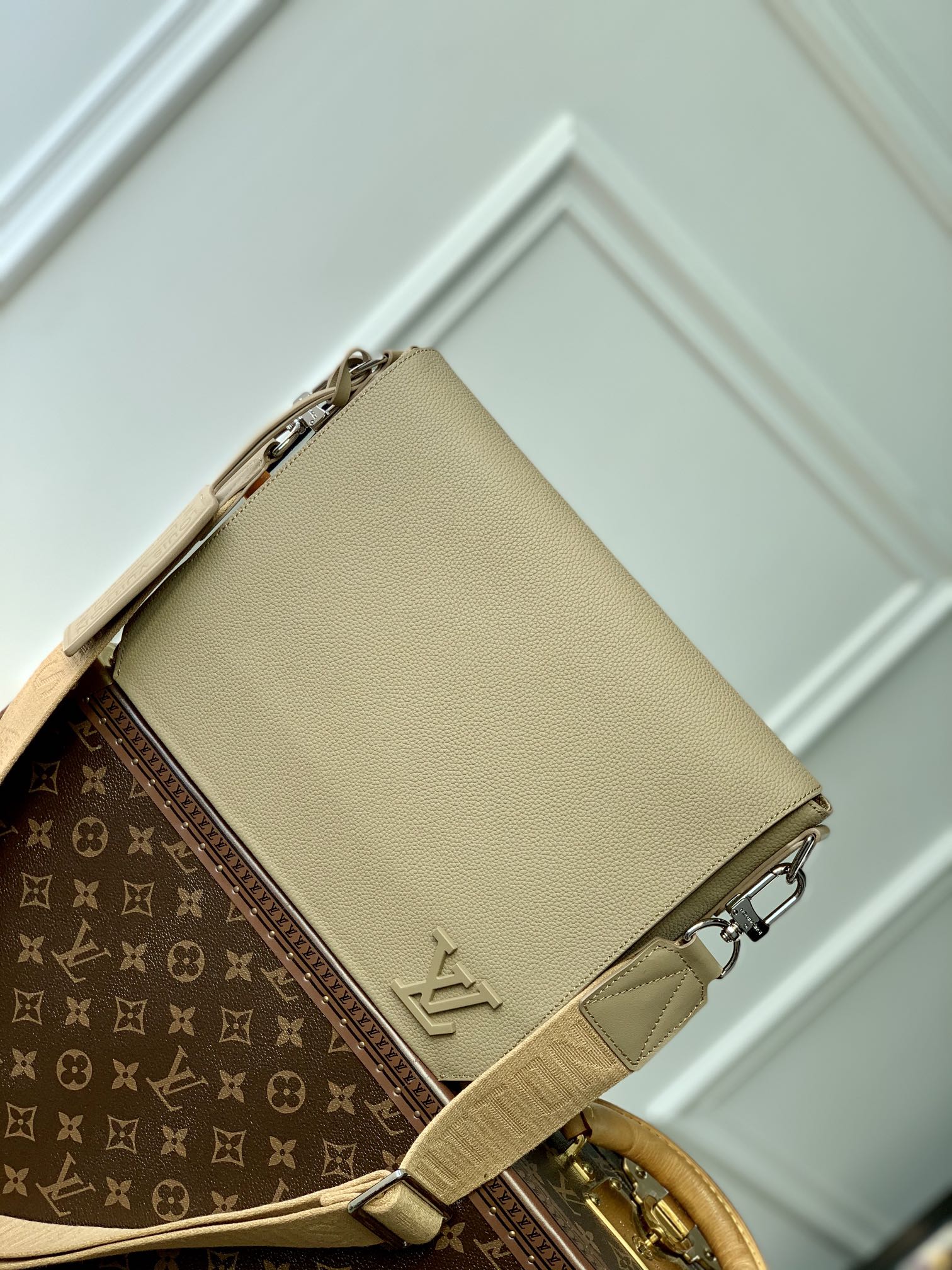 l0*is V*t0n aerogram messenger bag-28 x 24 x 10cm