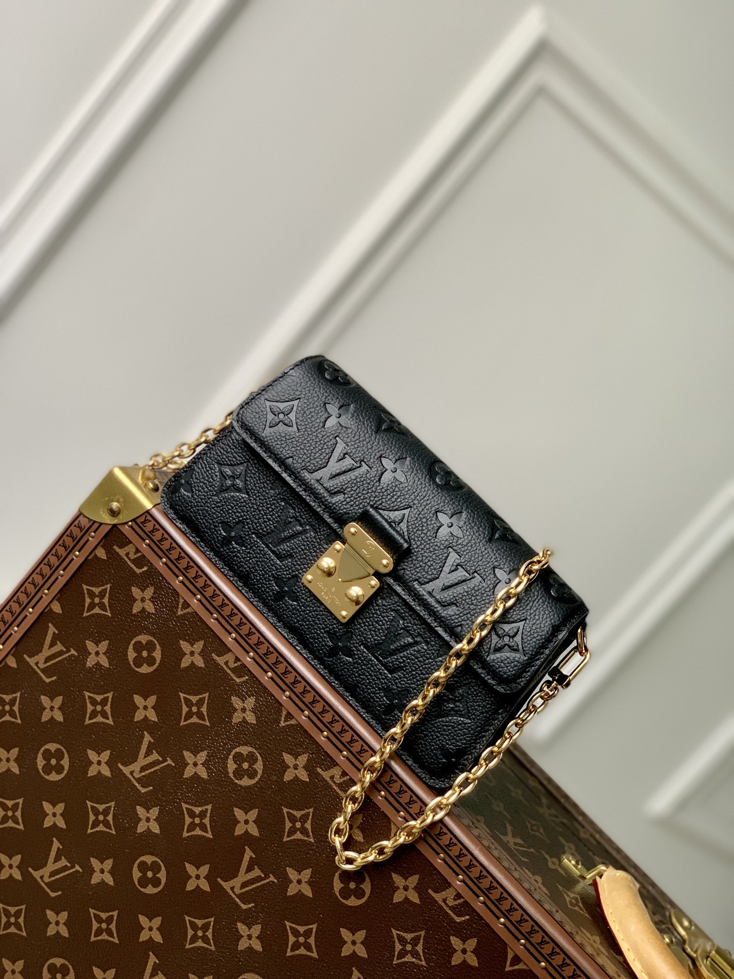 l0*is V*t0n wallet on chain-22 x 15 x 5.5cm