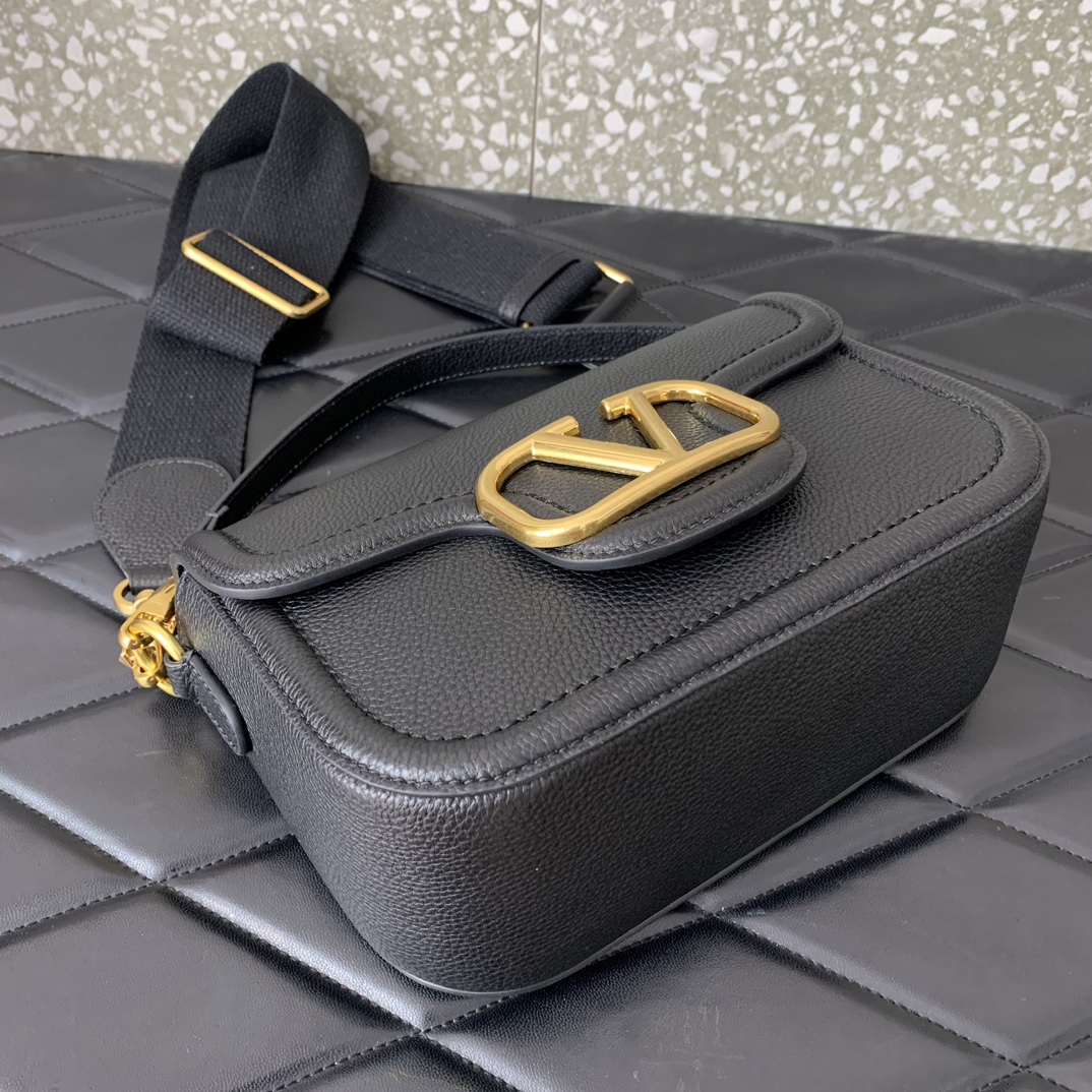 Va1e*ntin0 garavani allnite bag-23.5✖️18✖️8cm
