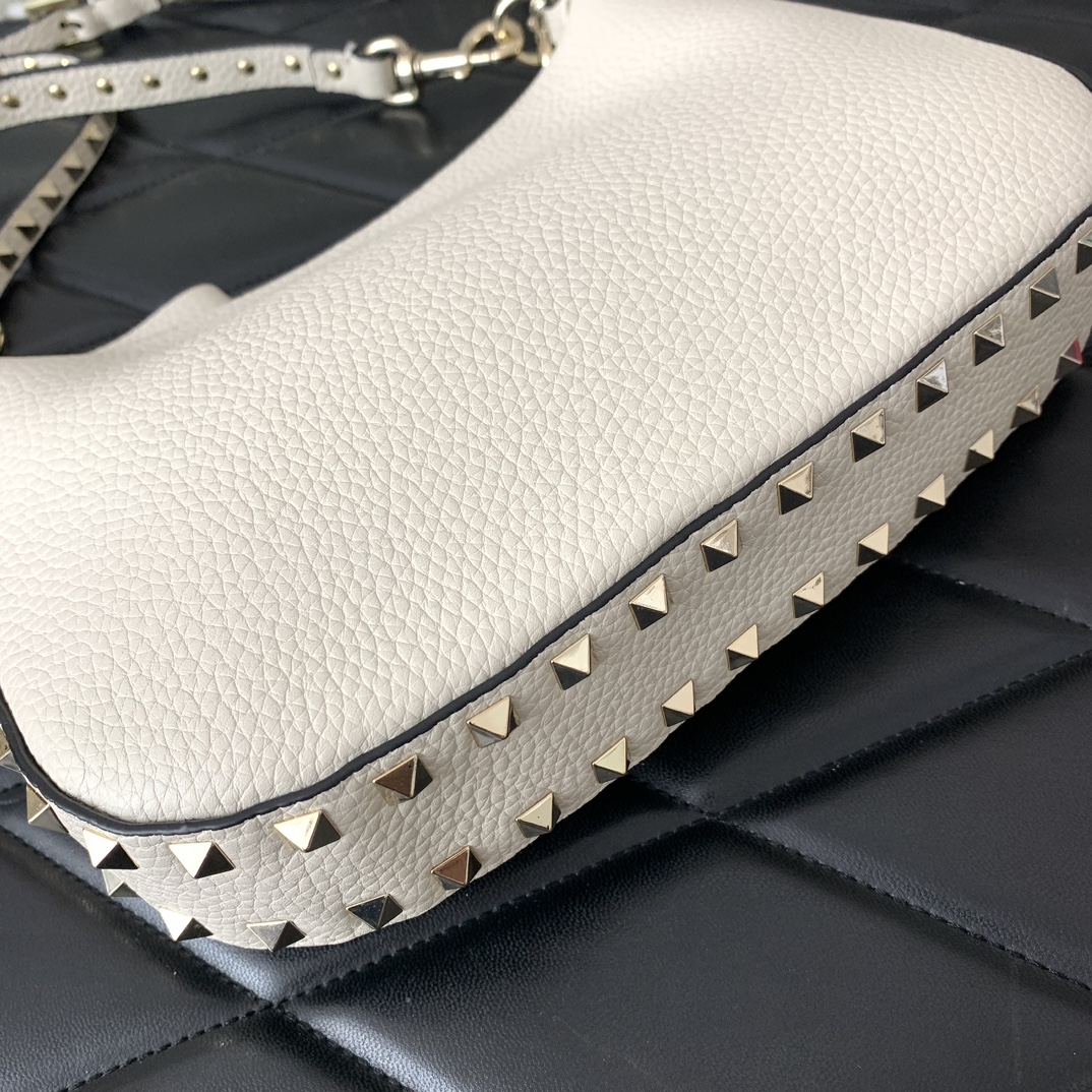 Va1e*ntin0 garavani rockstud hobo bag-6✖️4✖️16cm