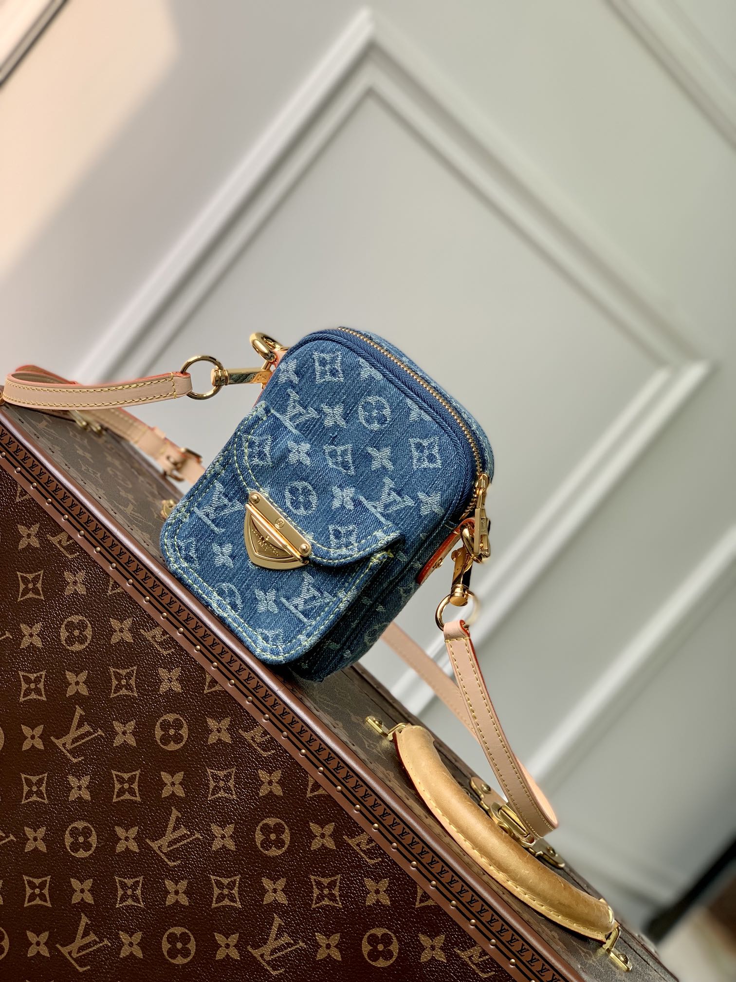 l0*is V*t0n fairfax pochette bag-14 x 18 x 2.7cm