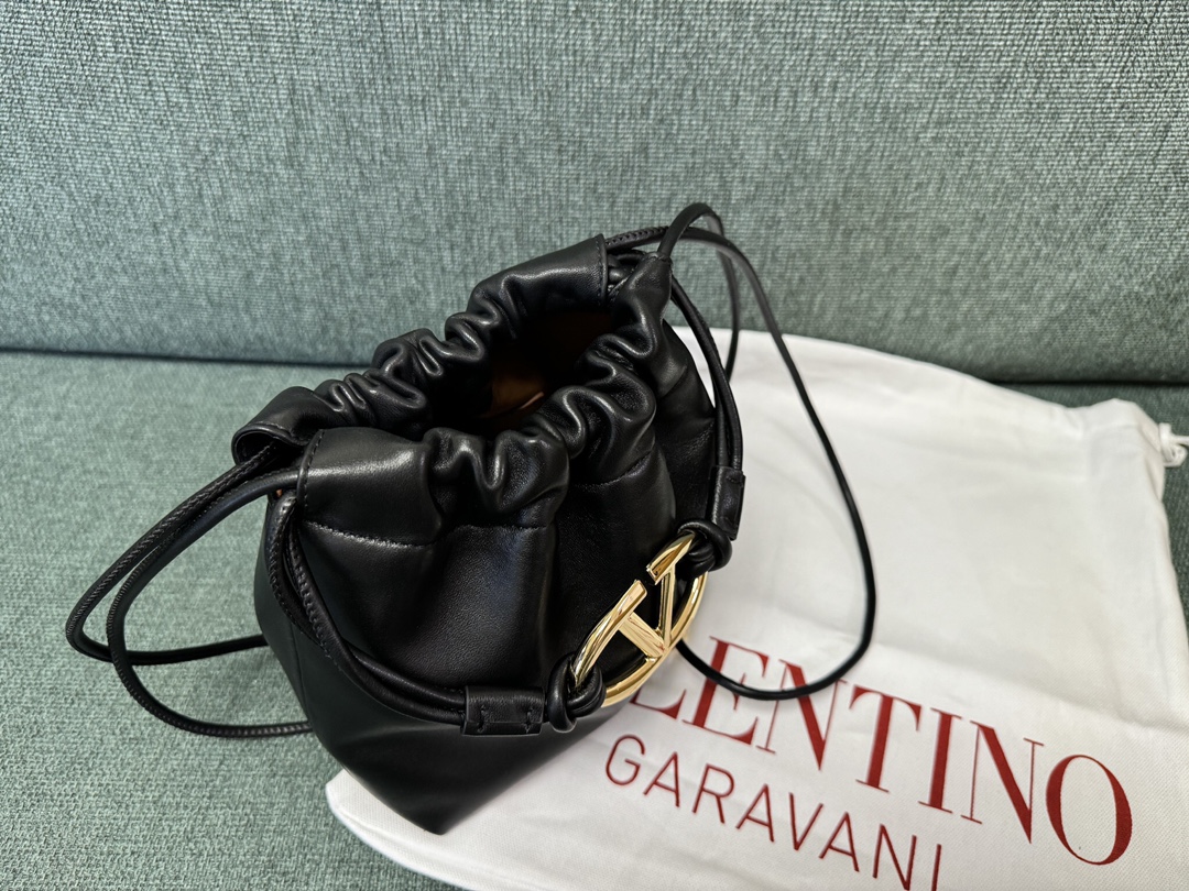 Va1e*ntin0 garavani vlogo pouf bag-20x17x8cm