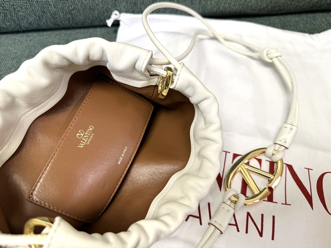 Va1e*ntin0 garavani vlogo pouf bag-20x17x8cm