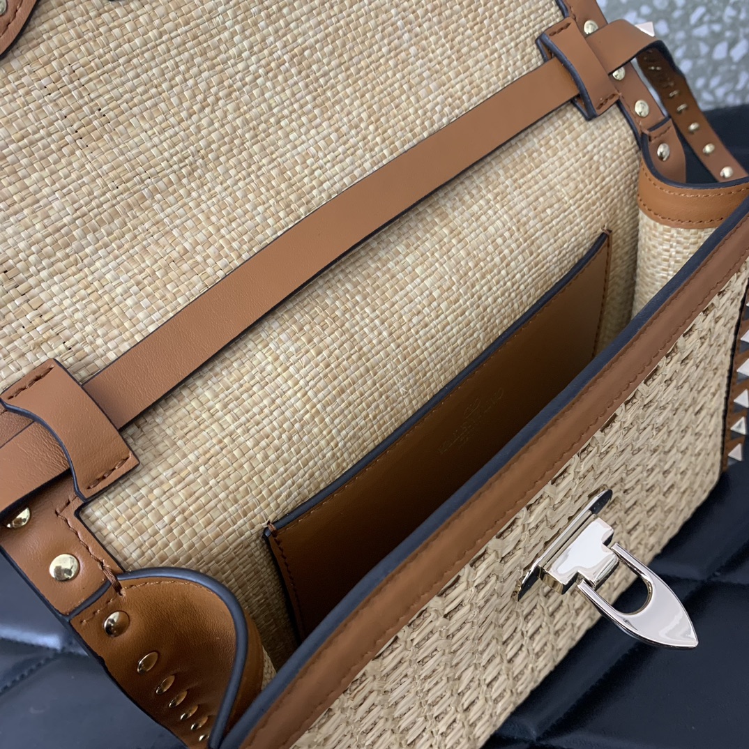 Va1e*ntin0 rockstud shoulder bag in woven raffia-22.5*15.5*6cm