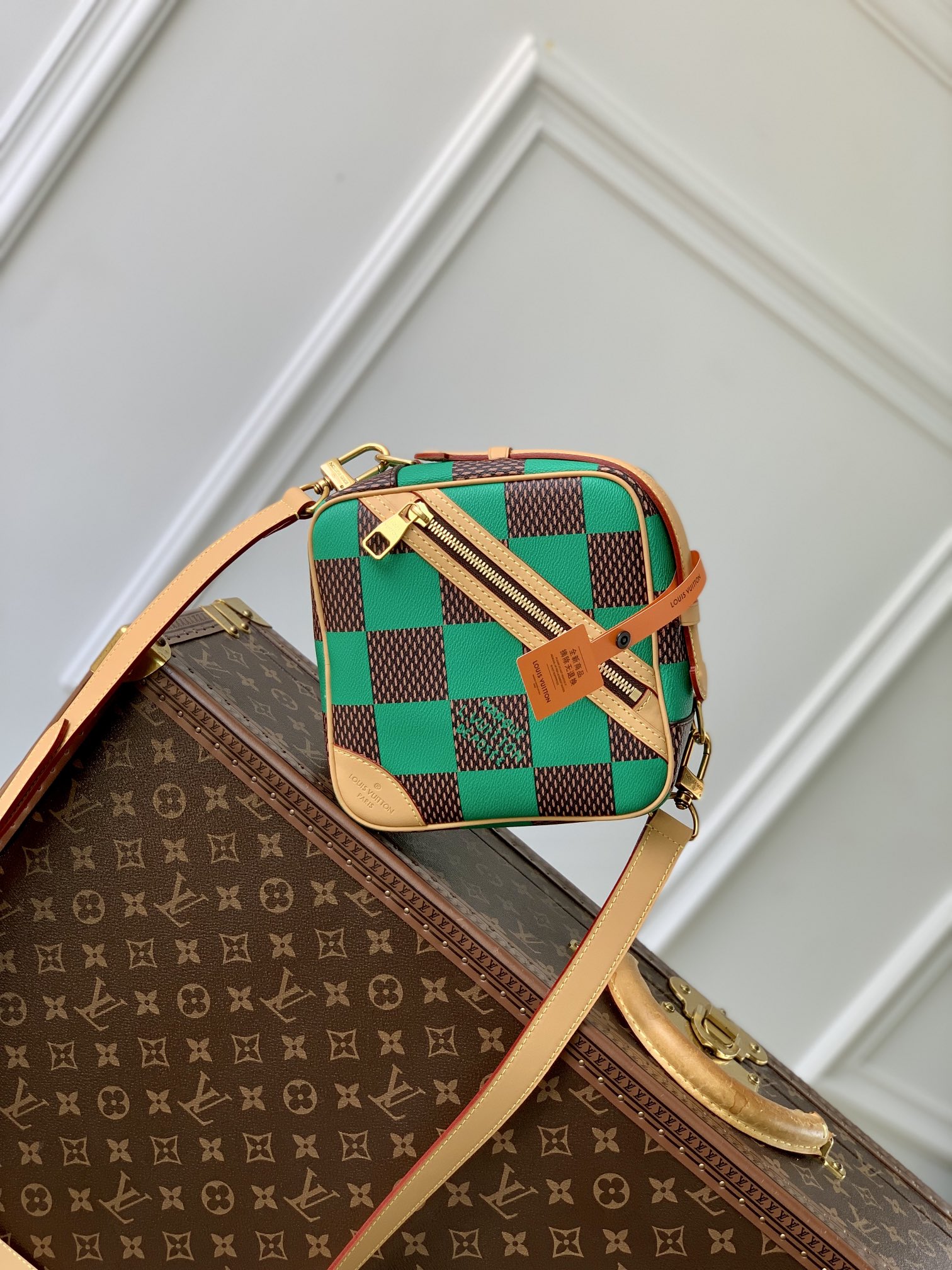 l0*is V*t0n chess messenger bag-24 x 24 x 8cm