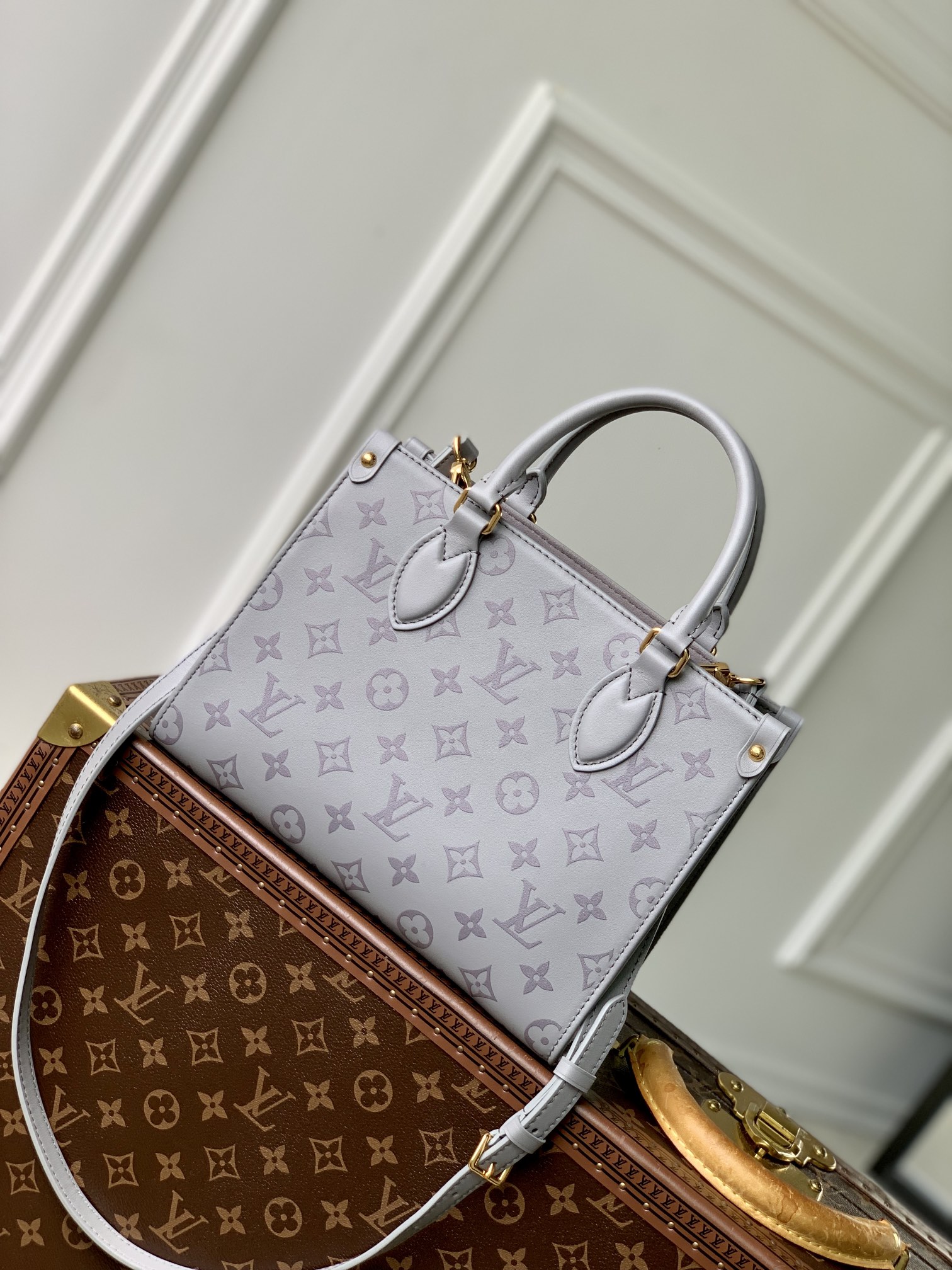 l0*is V*t0n onthego handbag-25*19*11.5 cm