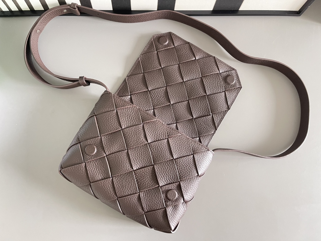 b0tte*a Ven*ta diago pouch-25x16.5x2cm