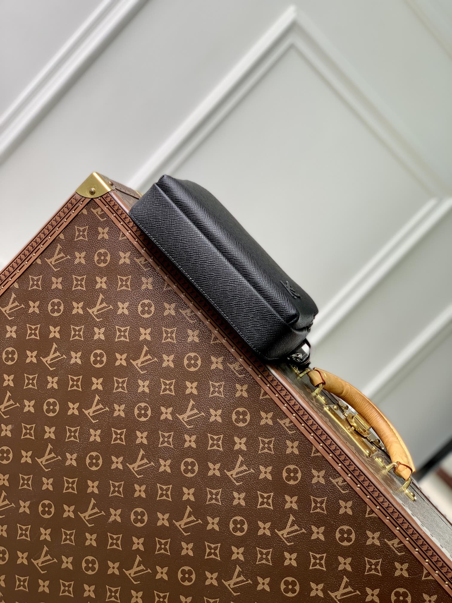 l0*is V*t0n avenue bag-22.5 x 15.5 x 7.5cm