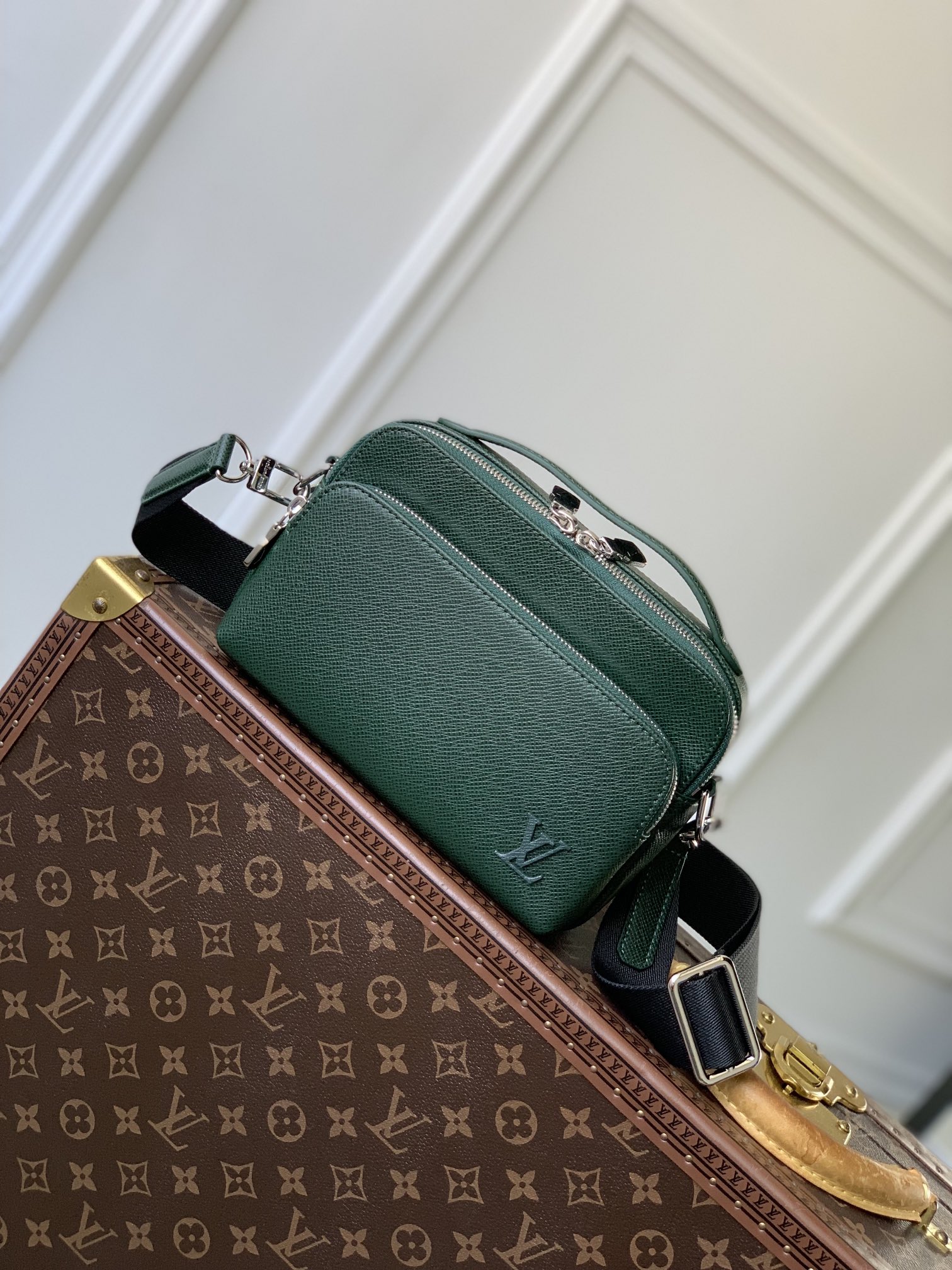 l0*is V*t0n avenue bag-22.5 x 15.5 x 7.5cm