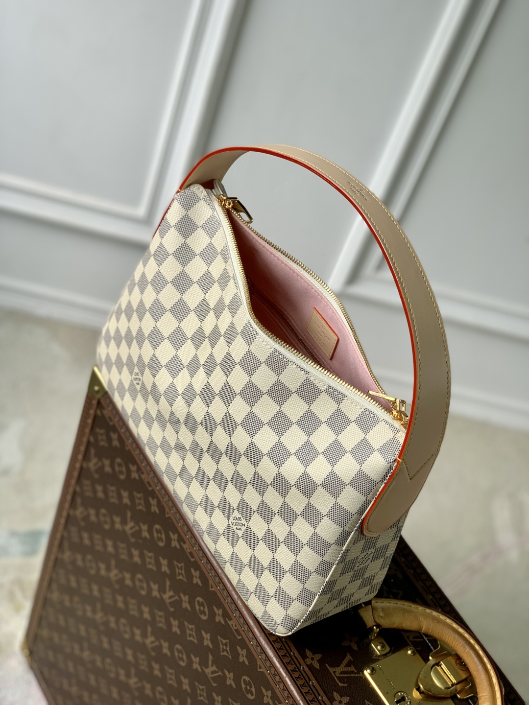 l0vis Vvtt0n slouchy bag-33 x 22 x 9cm