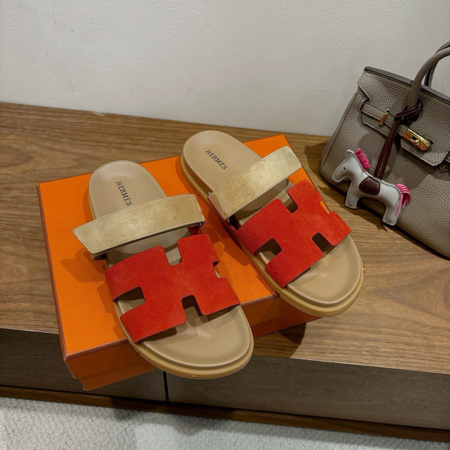 H**me5 sandals